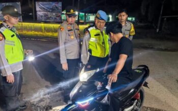 Polsek Nanga Tayap melaksanakan patroli kamtibmas di pasar Ketapang