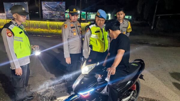 Polsek Nanga Tayap melaksanakan patroli kamtibmas di pasar Ketapang