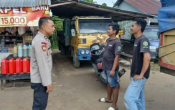 Patroli polisi di Landak saat memberikan imbauan keselamatan kepada sopir angkutan sawit