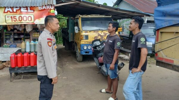Patroli polisi di Landak saat memberikan imbauan keselamatan kepada sopir angkutan sawit