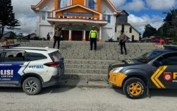 Polisi Polda Sumut melakukan patroli dan pengamanan rumah ibadah di Kota Medan.