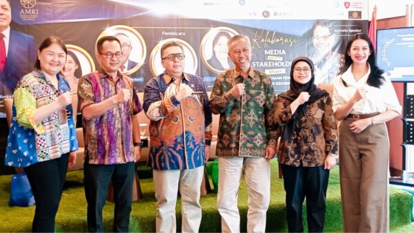 Seminar nasional AMKI membahas pemberantasan penipuan digital bersama OJK dan Komdigi.