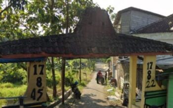 Warga Desa Sogo Blora melihat lokasi gapura yang dibongkar tanpa izin