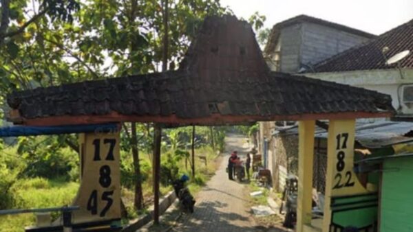 Warga Desa Sogo Blora melihat lokasi gapura yang dibongkar tanpa izin