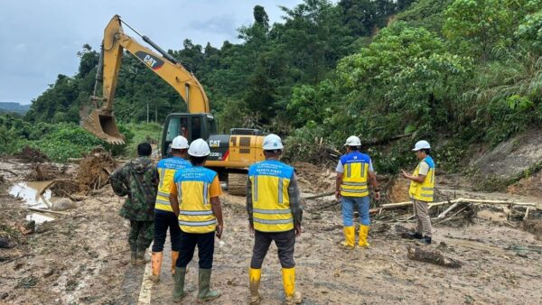 Alat berat Kementerian PU bekerja membersihkan material banjir dan longsor di Aceh.