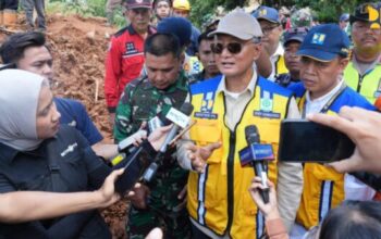 Menteri PU Dody Hanggodo meninjau penanganan longsor Cilacap
