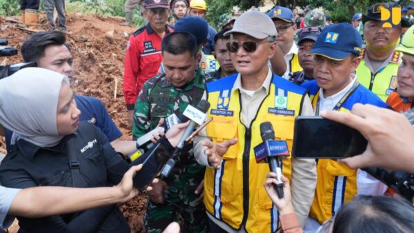 Menteri PU Dody Hanggodo meninjau penanganan longsor Cilacap