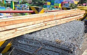 Petugas memeriksa lokasi longsor oprit Jembatan Brantas di Kota Malang