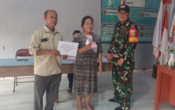 Sekdes Keluang dan Babinsa Serda Hartan menyalurkan BLT Dana Desa tahap ketiga kepada warga Desa Keluang, Banyuasin.