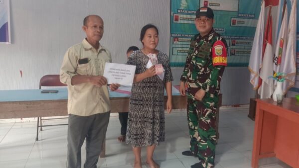 Sekdes Keluang dan Babinsa Serda Hartan menyalurkan BLT Dana Desa tahap ketiga kepada warga Desa Keluang, Banyuasin.