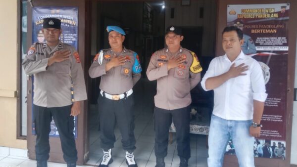 Personel Polsek Carita menjalankan piket jaga Mako selama 24 jam untuk menjaga keamanan markas.