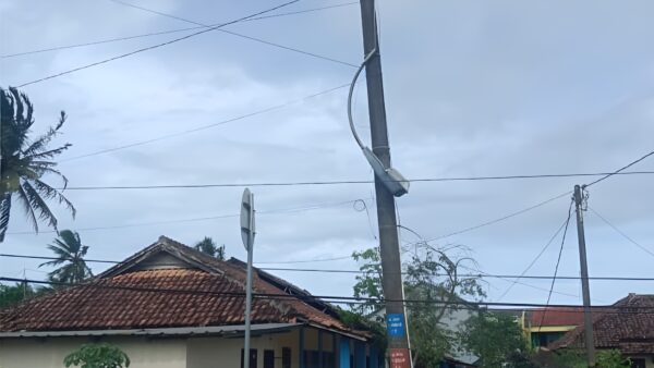 pju-pandeglang-hampir-jatuh