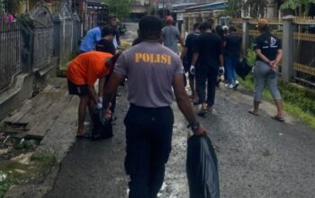 Personel Polda Papua Barat Daya dan warga Sorong melakukan kerja bakti sambut Hari Pahlawan.