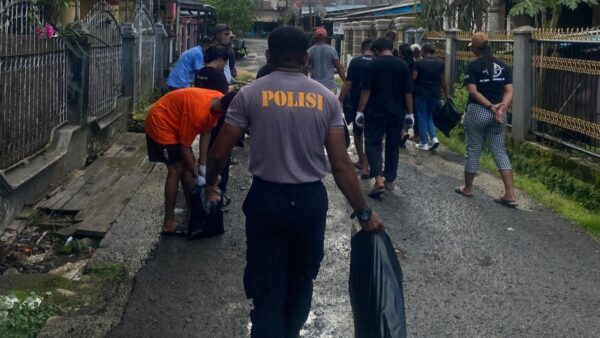 Personel Polda Papua Barat Daya dan warga Sorong melakukan kerja bakti sambut Hari Pahlawan.