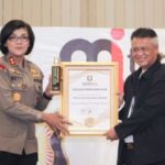 AKBP Netty Siagian menerima penghargaan Polisi Humanis pada HUT Mitrapol