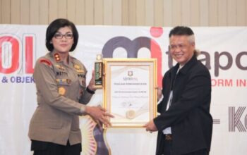 AKBP Netty Siagian menerima penghargaan Polisi Humanis pada HUT Mitrapol