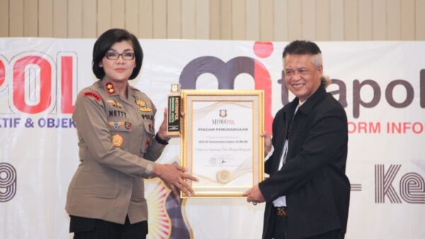 AKBP Netty Siagian menerima penghargaan Polisi Humanis pada HUT Mitrapol