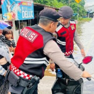 Polisi Ketapang Terjun ke Jalan, Evakuasi Warga dan Pengendara di Tengah Banjir