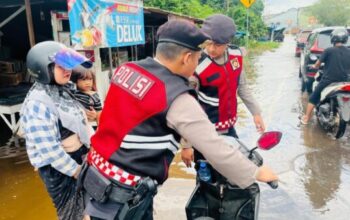 Polisi bantu warga dan pengendara melintasi banjir di Ketapang
