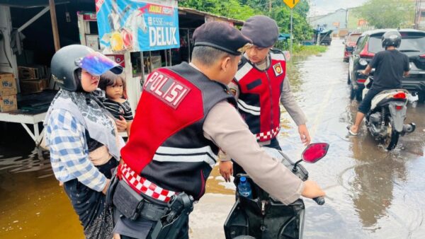 Polisi bantu warga dan pengendara melintasi banjir di Ketapang