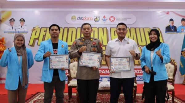 Kasat Binmas Polres Ketapang AKP Matalip memberikan materi bela negara di Pendopo Bupati Ketapang.