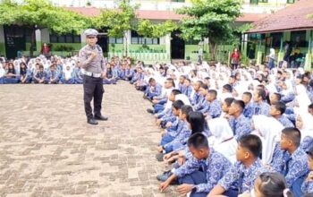 Sat Lantas Polres Sibolga memberikan penyuluhan lalu lintas kepada siswa SMP Negeri 3 Sibolga