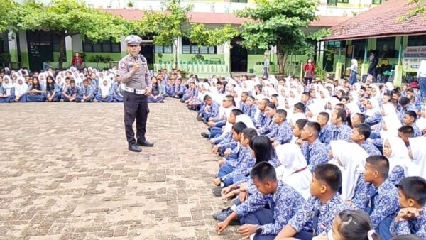 Sat Lantas Polres Sibolga memberikan penyuluhan lalu lintas kepada siswa SMP Negeri 3 Sibolga