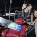 Personel Polsek Menjalin sambangi pedagang di Pasar Menjalin Landak untuk patroli malam