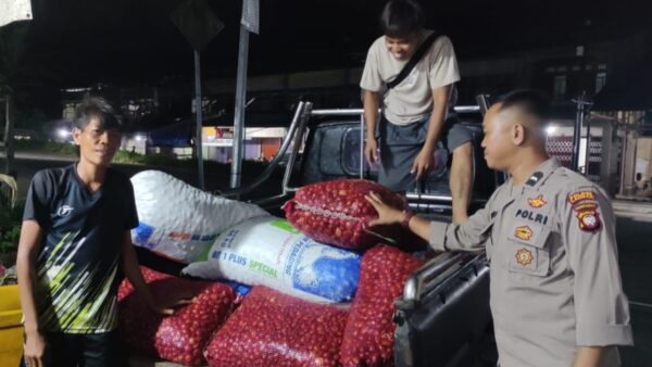 Personel Polsek Menjalin sambangi pedagang di Pasar Menjalin Landak untuk patroli malam