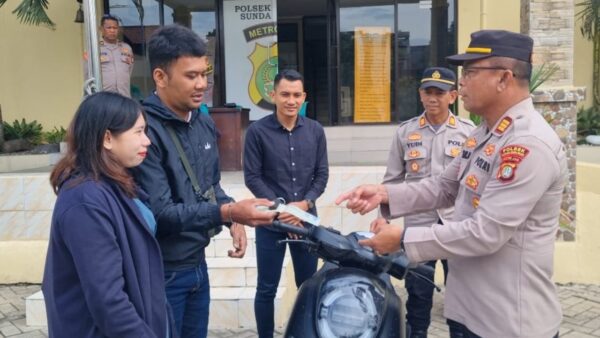 Kapolsek Sunda Kelapa AKP Hitler Napitupulu menyerahkan motor hasil penggelapan kepada pemiliknya