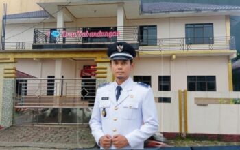 Kepala Desa Kabandungan Bedi di depan kantor desa Kabandungan Sukabumi