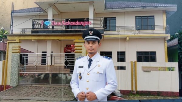 Kepala Desa Kabandungan Bedi di depan kantor desa Kabandungan Sukabumi