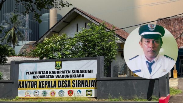 Kepala Desa Sirnajaya, Udir Sudirman, di depan Kantor Desa Sirnajaya Kecamatan Warungkiara, Kabupaten Sukabumi.