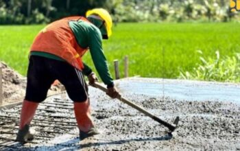 Pekerja lokal berpartisipasi dalam Program Padat Karya Kementerian PU 2025