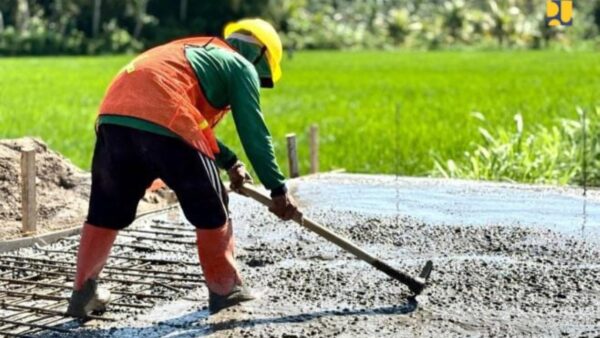 Pekerja lokal berpartisipasi dalam Program Padat Karya Kementerian PU 2025
