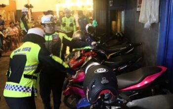 Polres Ketapang lakukan razia knalpot brong di sejumlah kafe selama Operasi Zebra Kapuas 2025