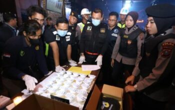 Petugas Polda Sumut melakukan razia narkoba di tempat hiburan malam Medan.