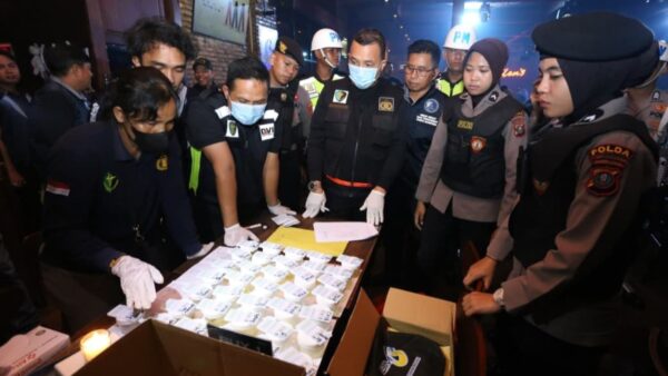 Petugas Polda Sumut melakukan razia narkoba di tempat hiburan malam Medan.
