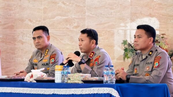 Karo SDM Polda Papua Barat Kombes Cepi Noval memberi arahan supervisi SDM di Polres Teluk Bintuni