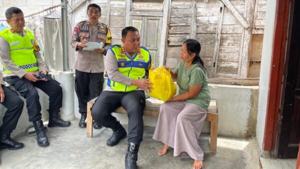 Kapolres Blora meninjau lokasi tanah bergerak di Cepu dan menyerahkan bantuan kepada warga.