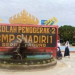 Suasana peninjauan awak media di SMP Swadiri Lampung Tengah terkait transparansi dana BOSP