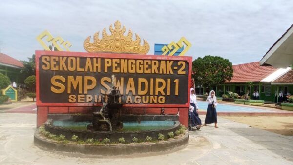 Suasana peninjauan awak media di SMP Swadiri Lampung Tengah terkait transparansi dana BOSP