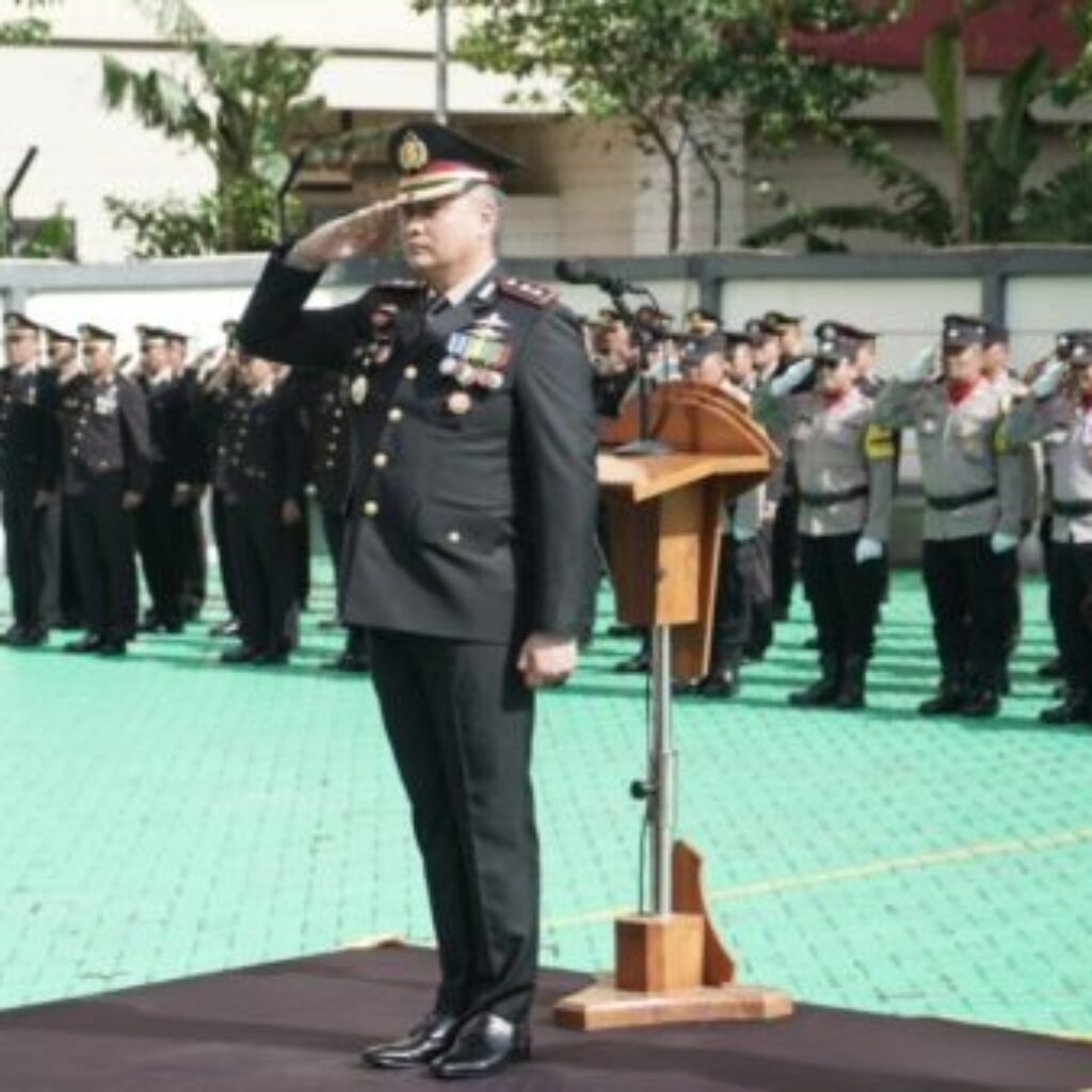 Polres Metro Jakarta Barat Gelar Upacara Hari Pahlawan 2025, Wakapolres: Jiwa Pahlawan Ada di Hati Kita