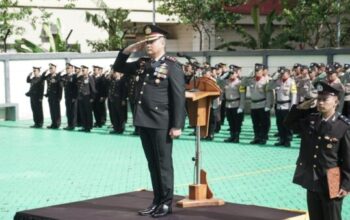 Wakapolres Metro Jakarta Barat AKBP Tri Suhartanto pimpin upacara Hari Pahlawan 2025