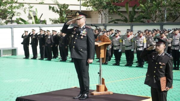 Wakapolres Metro Jakarta Barat AKBP Tri Suhartanto pimpin upacara Hari Pahlawan 2025