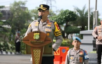 Wakapolres Metro Jakarta Barat AKBP Tri Suhartanto memimpin apel jam pimpinan di Polres Metro Jakarta Barat.
