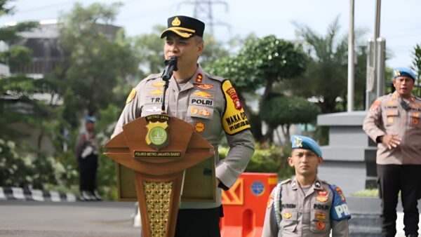 Wakapolres Metro Jakarta Barat AKBP Tri Suhartanto memimpin apel jam pimpinan di Polres Metro Jakarta Barat.