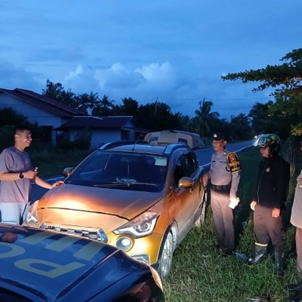 Respon Cepat Polres Ketapang Bantu Warga Mogok di Jalur Ketapang–Sukadana