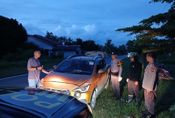 Respon Cepat Polres Ketapang Bantu Warga Mogok