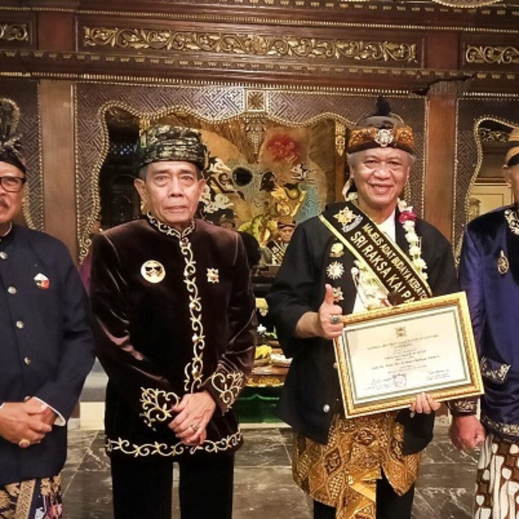 Abah Anton Charliyan Dianugerahi Sriraksa Kalpa Budaya sebagai Pelestari Budaya Nusantara